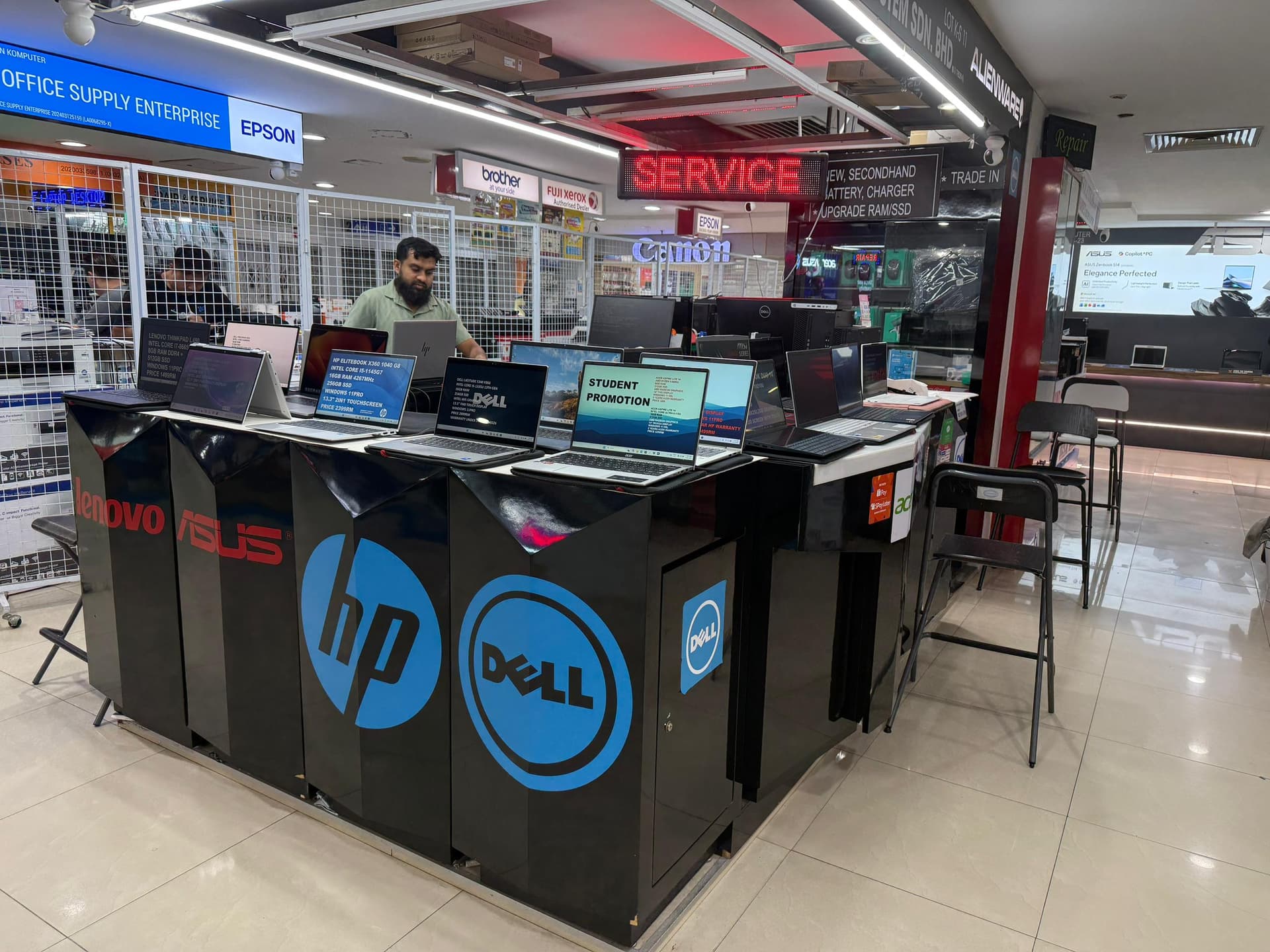 Laptop display with HP, Dell, ASUS brands